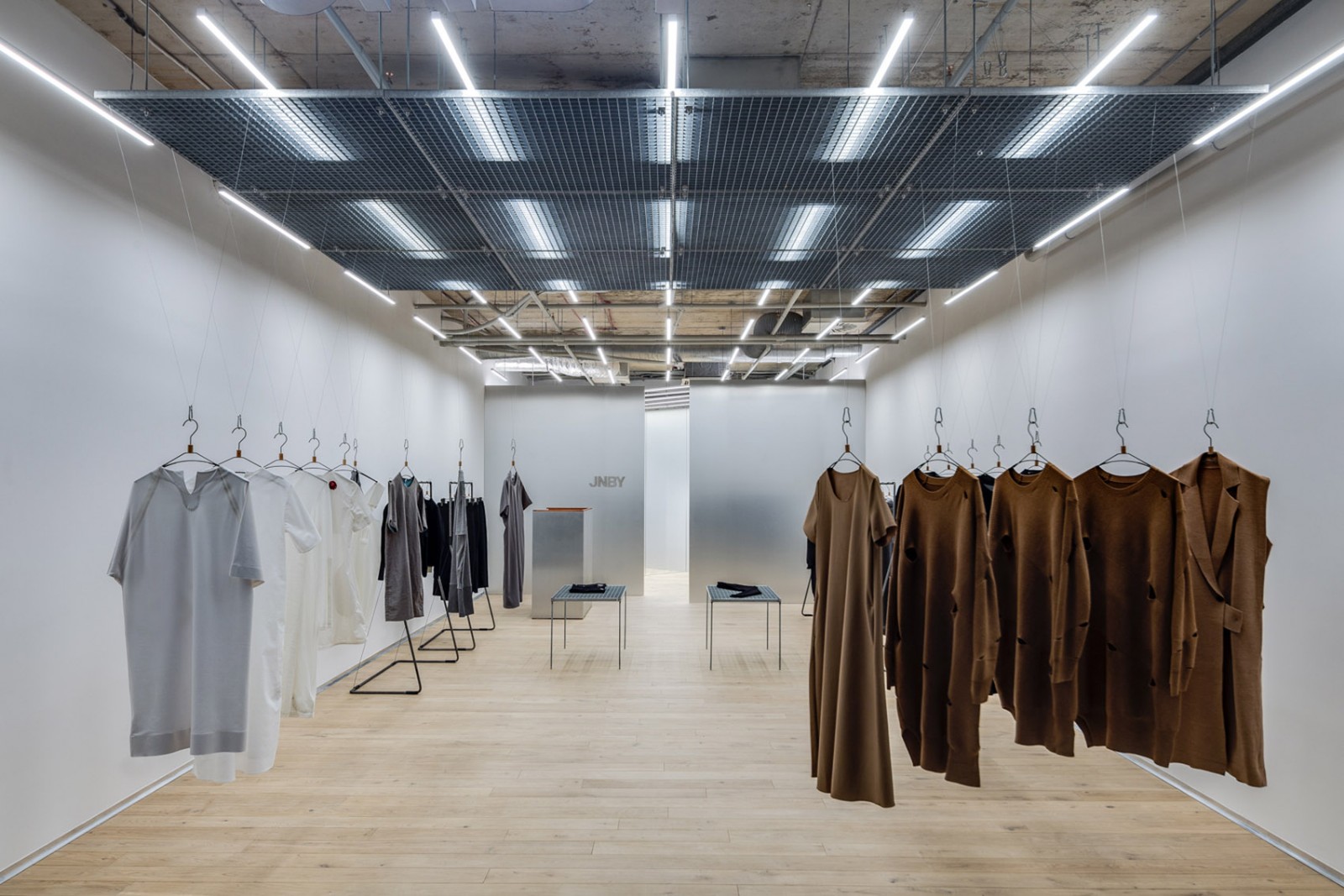 自然简洁的服装店 jnby 立陶宛店 | a atelier-建e室内设计网-设